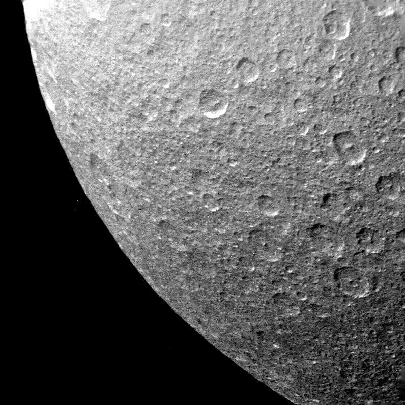un des satellites de saturne en 3 lettres